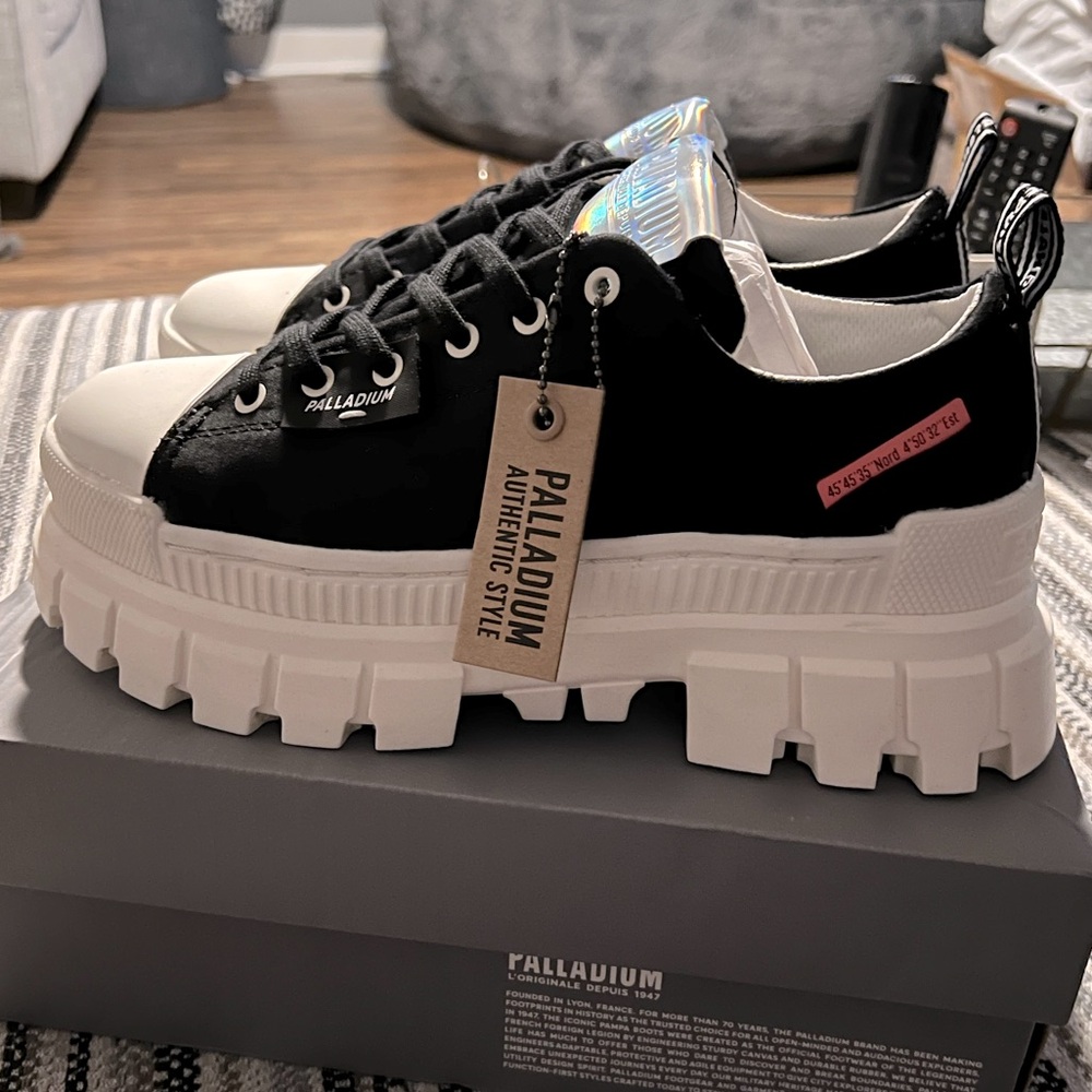 NWT/NIB: Palladium Revolt Lo TX